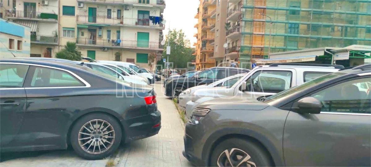 Nei Quartieri di Crotone - Marciapiedi di via Giacomo Manna: passaggio proibitivo - Foto: Redazione