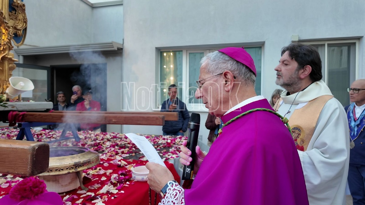 La preghiera di monsignor Caiazzo per gli infermi davanti alla Madonna di Capo Colonna - Foto: Redazione 