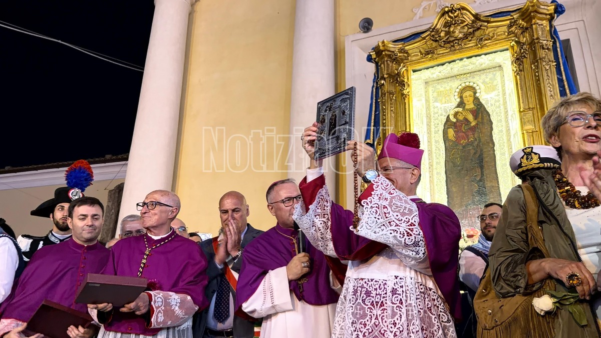 L’abbraccio di Crotone a monsignor Caiazzo durante la processione - Foto: Redazione 