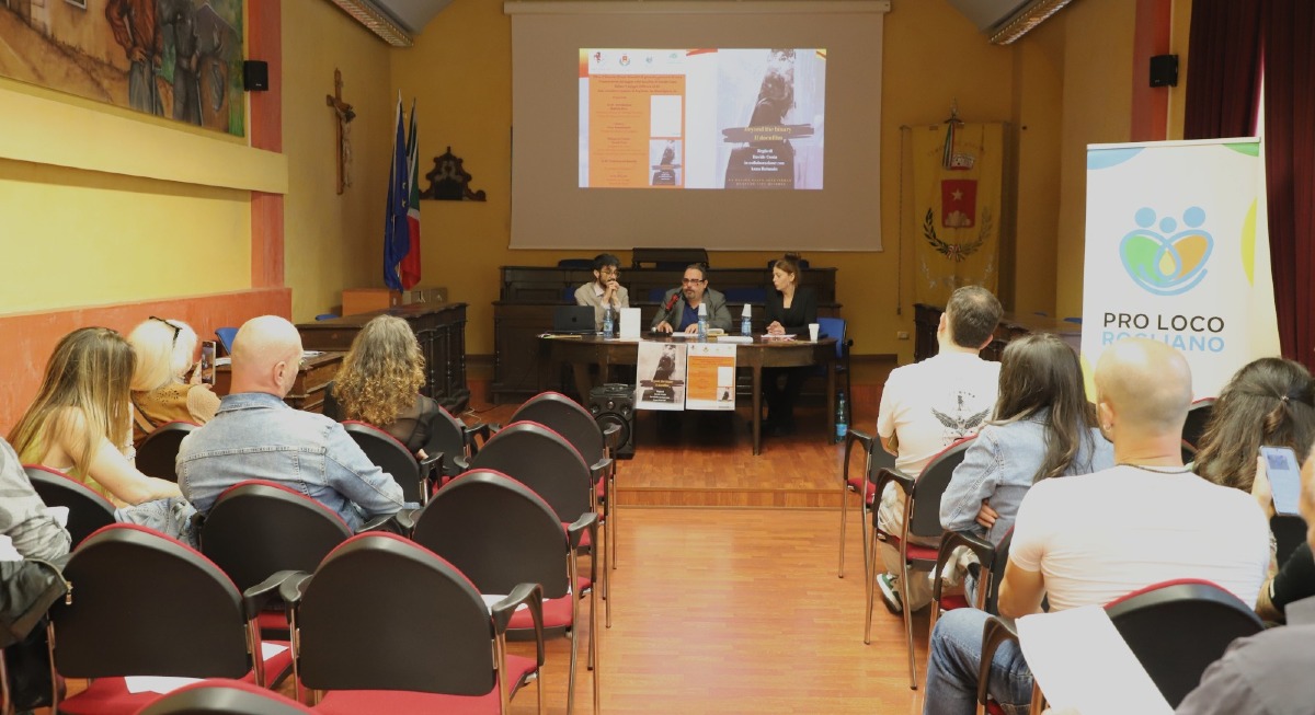 Rogliano applaude “Oltre il binario”, successo per Davide Costa