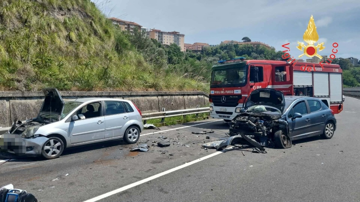 Incidente mortale sulla S.S. 109: muore una donna, tre feriti - Foto: Uff. Stampa Comando dei Vigili del Fuoco di Catanzaro