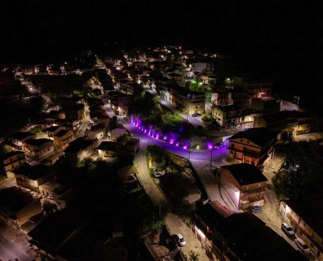 Verzino si illumina di viola per la Giornata Mondiale del Lupus - Foto: Uff. Stampa Comune di Verzino 