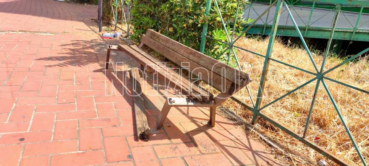 Nei Quartieri di Crotone - Panchine distrutte: continua la serie infinita in via Mario Nicoletta - Foto: Redazione 