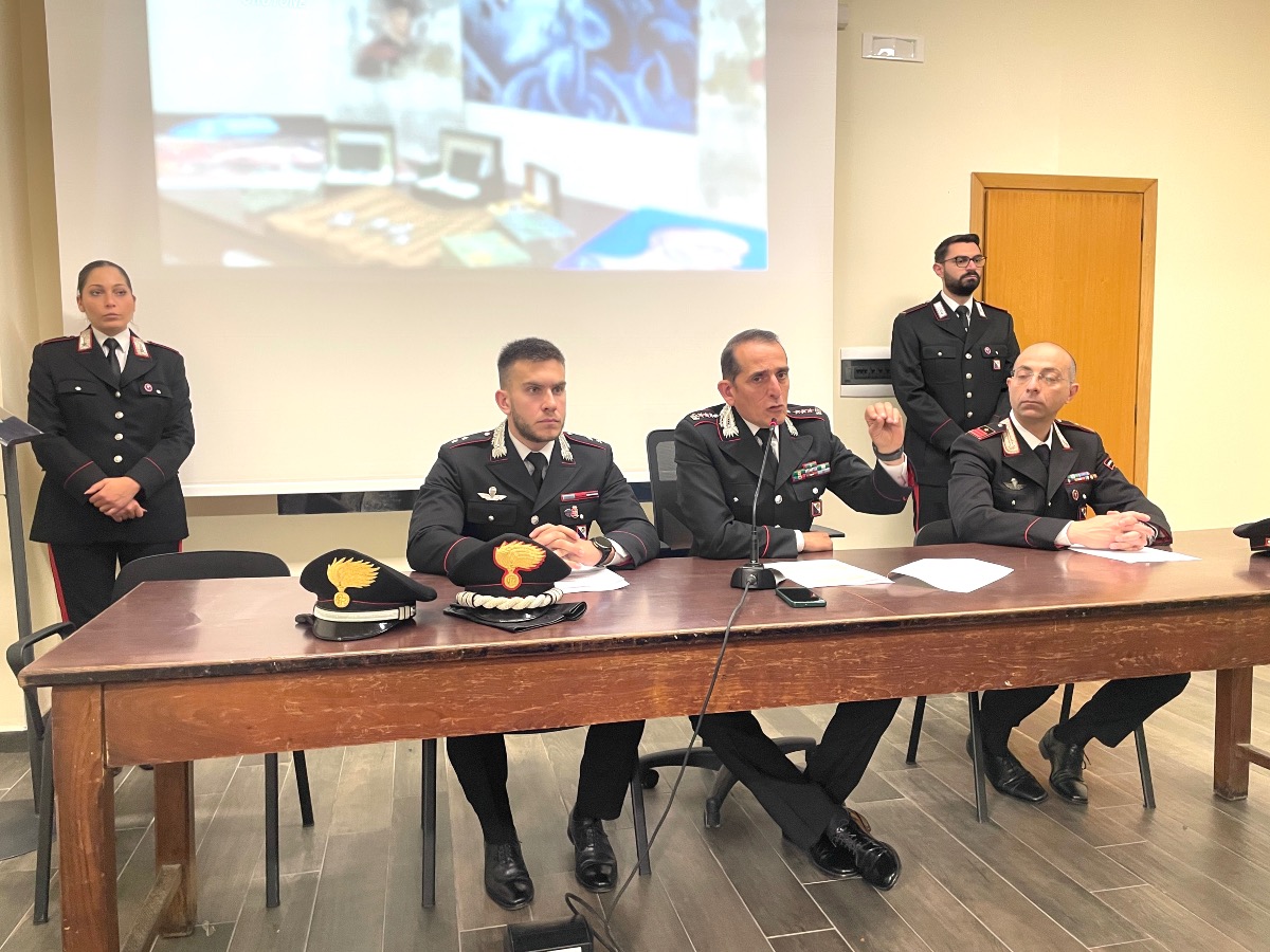 Crotone, maxi operazione “Scam City”: dieci misure cautelari per truffe online e riciclaggio - 