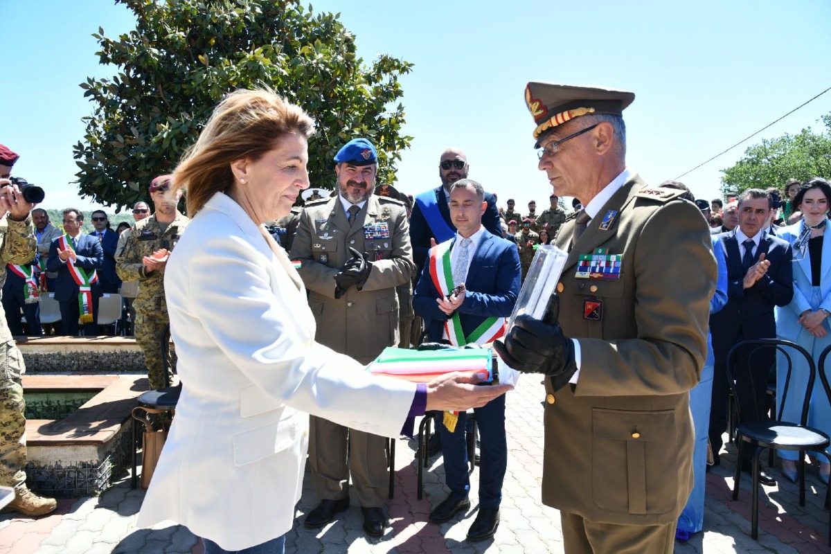 Olivadi, la scuola dell’Istituto “Corrado Alvaro” intitolata al Sergente Maggiore Vincenzo Aiello - Foto: Uff. Stampa Comando Militare Esercito "Calabria"