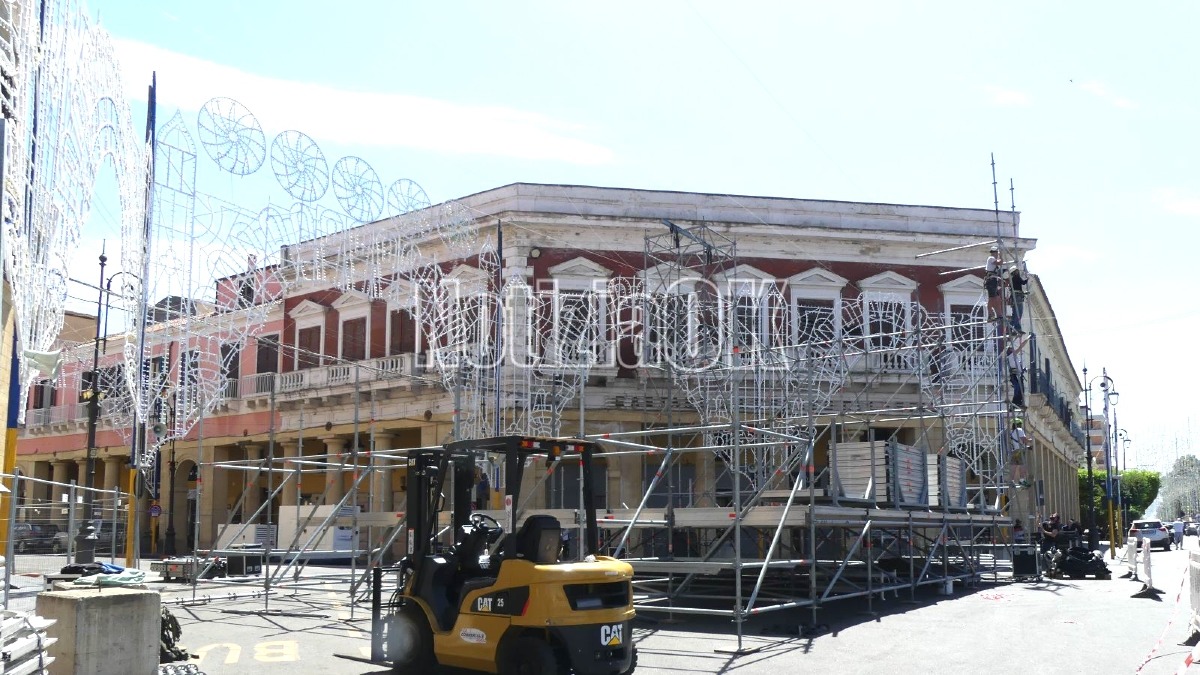 Madonna di Capocolonna, palco in allestimento in piazza Pitagora - Foto: Redazione 