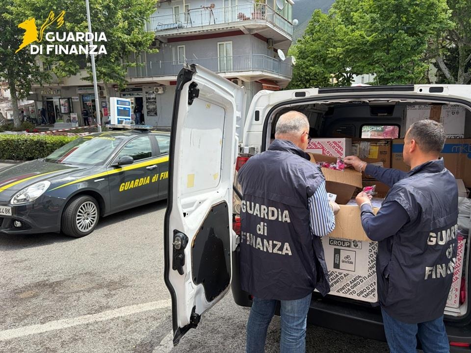 Maxi sequestro al Giro d’Italia: 14mila gadget irregolari a Praia a Mare - Foto Uff. Stampa Guardia di finanza 
