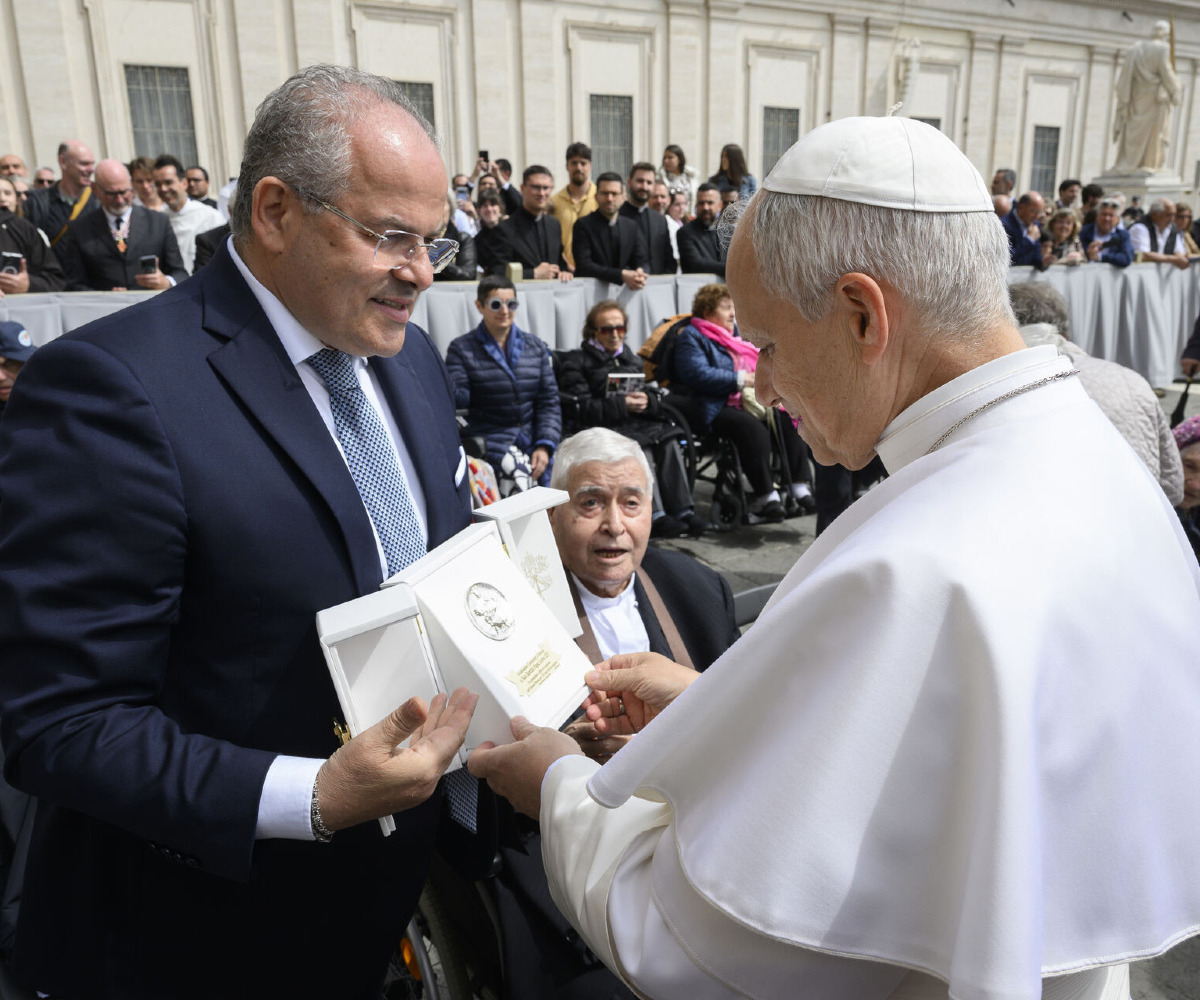 Michele Affidato firma la medaglia di Cassiodoro per Papa Leone