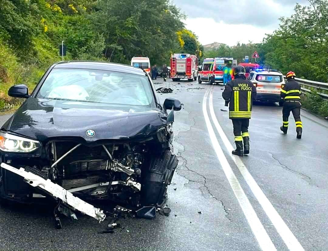 Incidente sulla SS 107: due feriti, traffico bloccato e operazioni di soccorso in corso - Foto: Uff. Stampa Vigili del Fuoco Comando di Cosenza