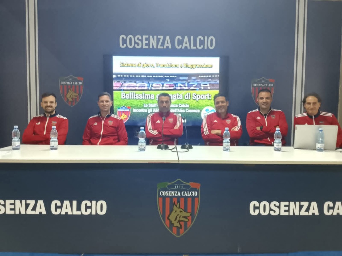 Cosenza Calcio: confronto tecnico tra lo staff rossoblù e gli allenatori AIAC - Foto: Uff. Stampa Cosenza Calcio