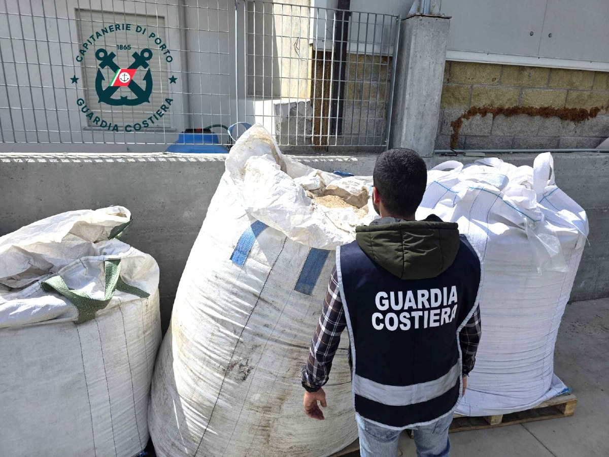 Cutro - Sequestrata area abusiva con rifiuti e scarichi illegali - Foto: Ufficio stampa Capitaneria di Porto di Crotone