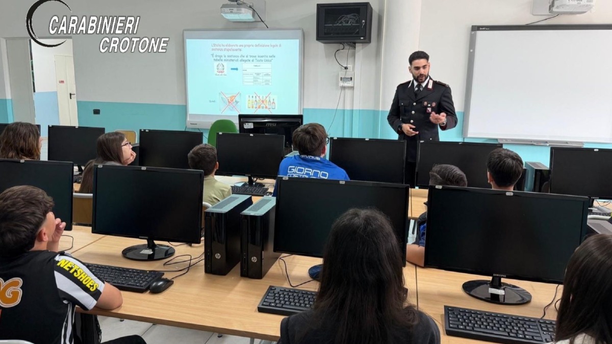 Carabinieri nelle scuole di Cirò contro il fenomeno della droga - Foto Uff. Stampa Carabinieri 