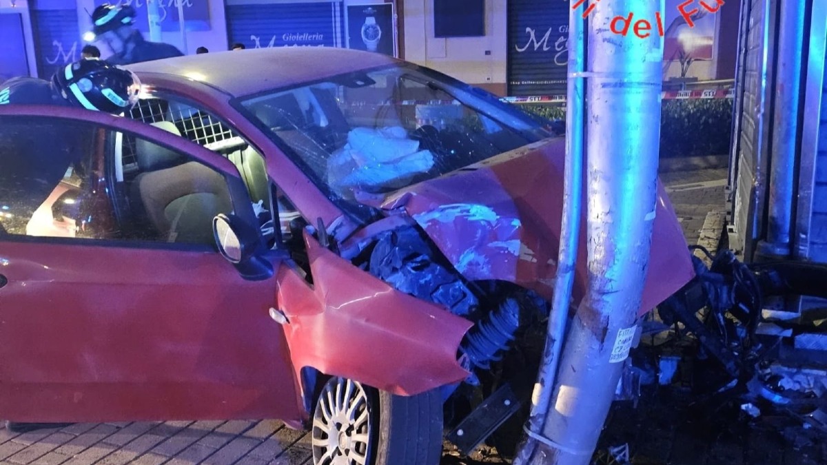 Catanzaro - Auto fuori controllo investe una giovane e si schianta contro un palo - Foto: Uff. Stampa Vigili del fuoco Catanzaro 