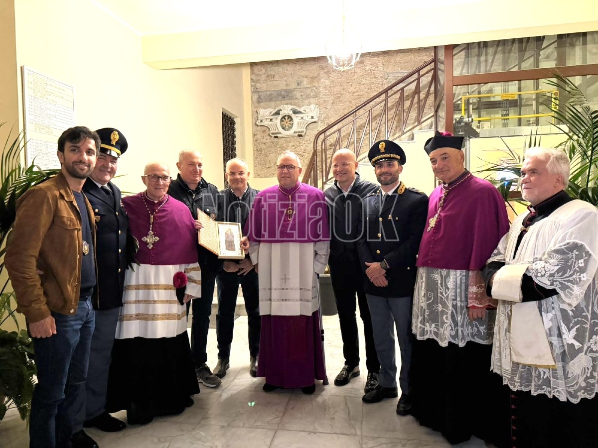 Settennale, riconoscimento al dirigente Ugo Nicoletti durante la processione - Foto: Redazione 