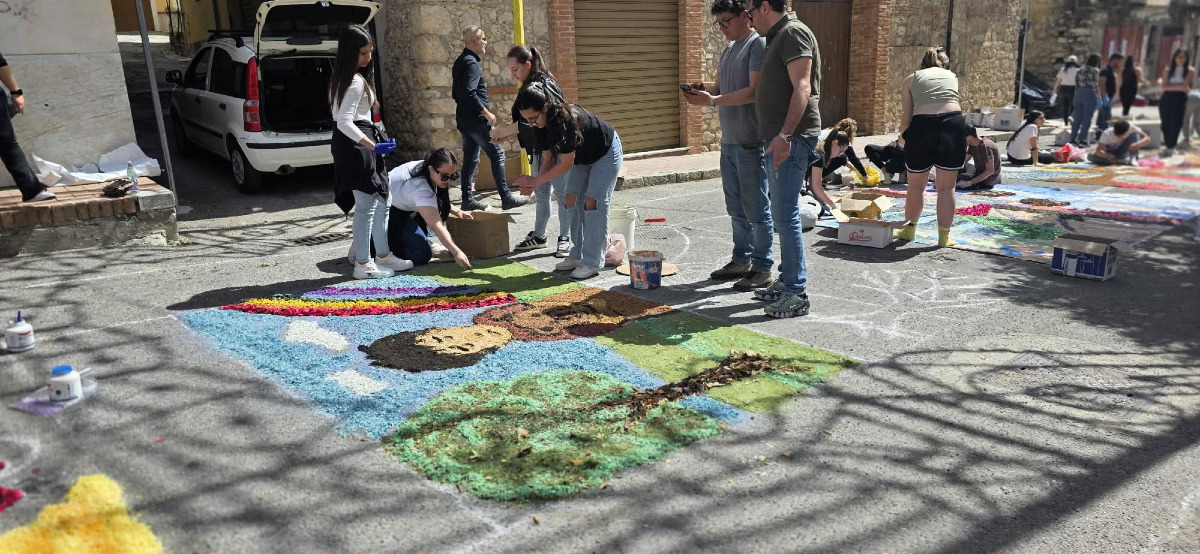 (Foto) Petilia Policastro - Un tappeto di fiori per la pace nel mondo - Foto: Ufficio stampa Associazione Natess