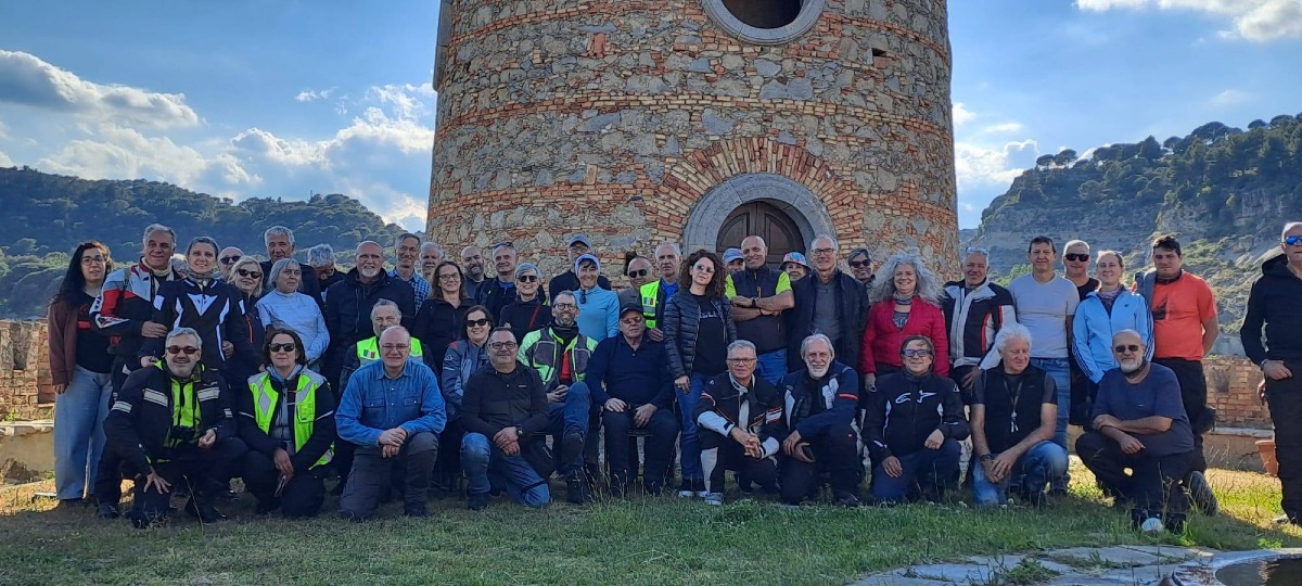 Caccuri accoglie un centinaio di motociclisti da tutta Italia: tour nel borgo e al Castello - Foto: Uff. Stampa Comune di Caccuri