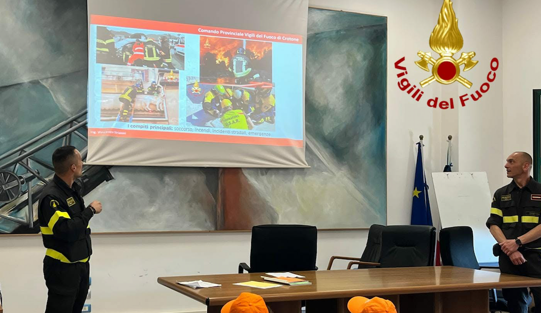 I Vigili del Fuoco aprono le porte ai piccoli studenti - Foto: Ufficio stampa Vigili del Fuoco di Crotone
