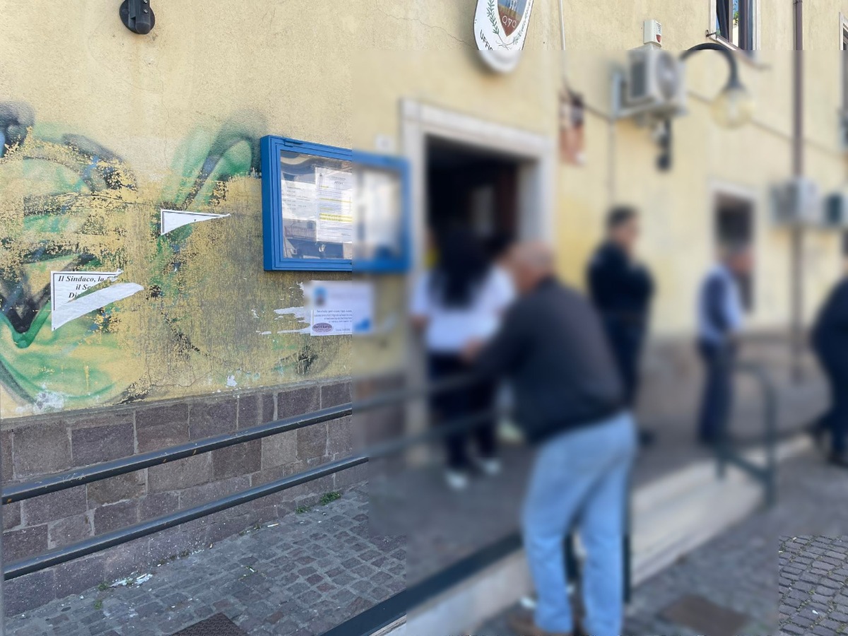Crotone al voto, uffici dell'anagrafe presi d'assalto: code da ieri - 