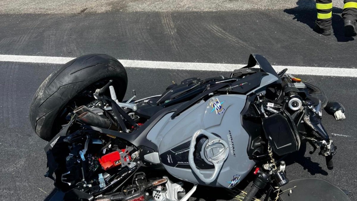 Incidente sulla SS 106 a Crotone: scontro in moto al bivio Papanice, un morto - Foto: Uff. Stampa Vigili del fuoco  