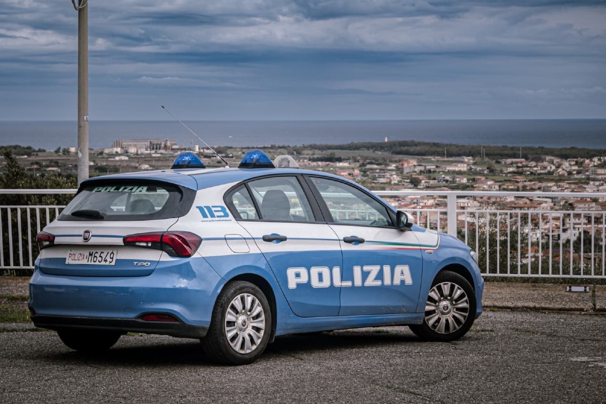 Controlli a Crotone, rintracciato straniero irregolare con precedenti: sarà espulso -  Foto Uff. Stampa Questura di Crotone 