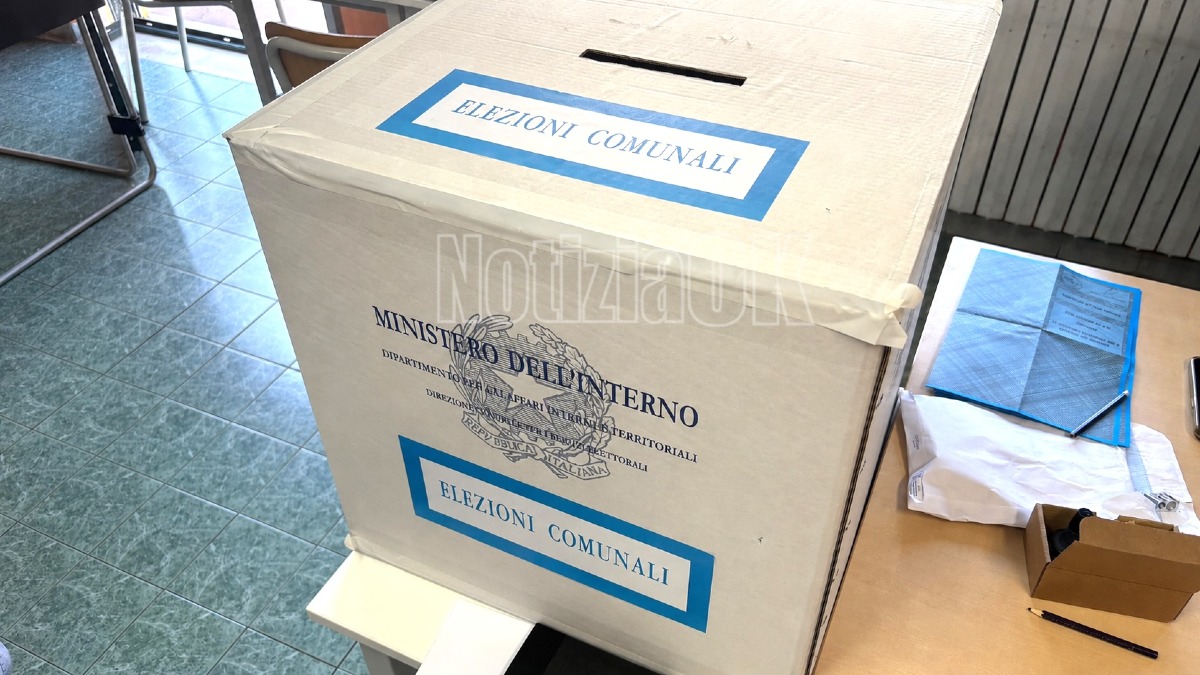  Affluenza, Santa Severina guida il dato delle 19: crescono Cirò Marina e Cutro - Scheda elettorale - Voto - Mano che vota -Redazione (Foto redazione 24.05.2026)