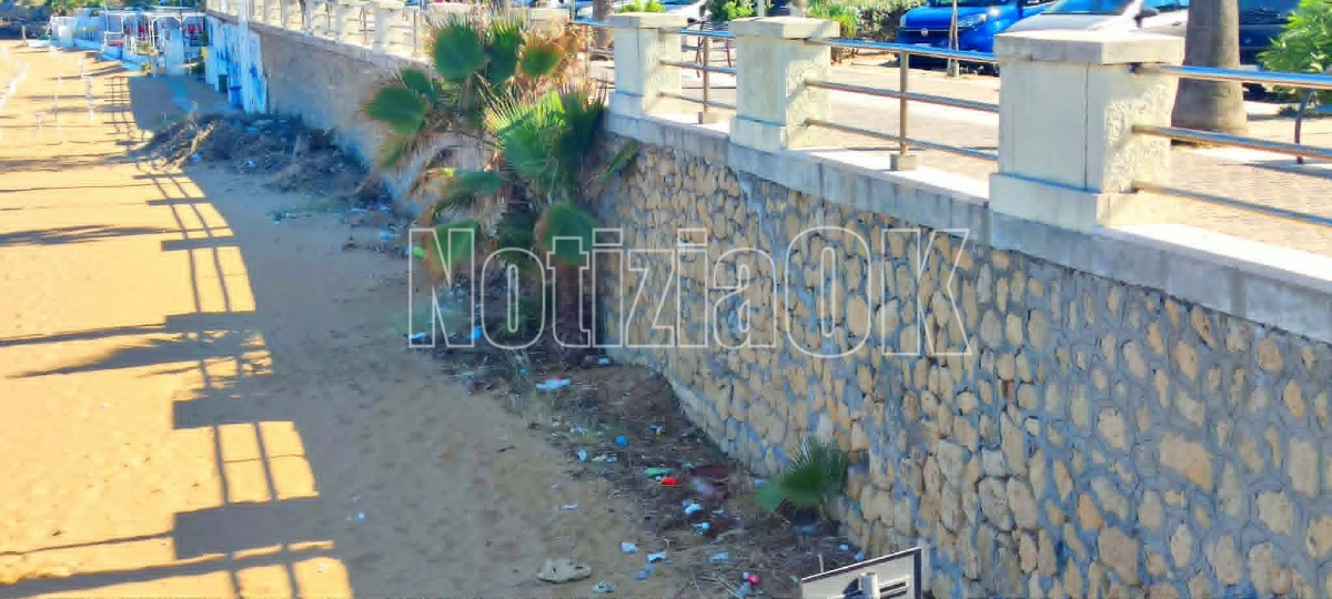 Crotone, primo caldo e primi tuffi sul lungomare: spiaggia affollata ma emergono criticità - Foto: Redazione