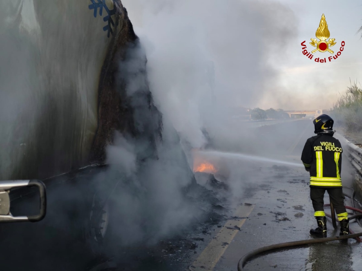 Autoarticolato in fiamme sulla SS280, traffico bloccato tra Lamezia e Catanzaro - Foto:  Uff Stampa Vigili del fuoco 