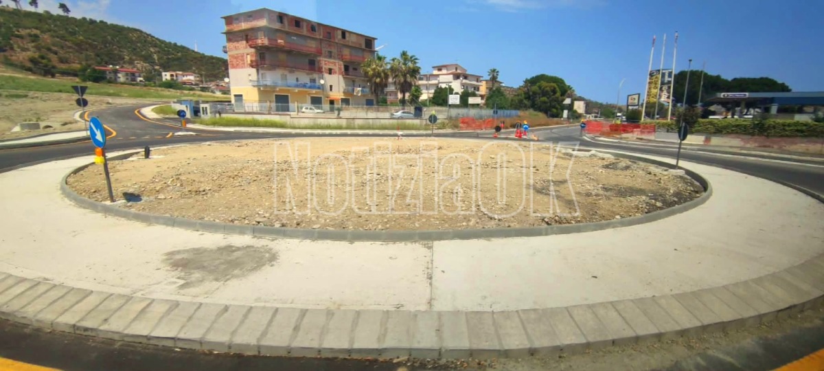 Crotone, proseguono i lavori a Poggio Pudano: prende forma la nuova nuova rotonda - Foto: Redazione