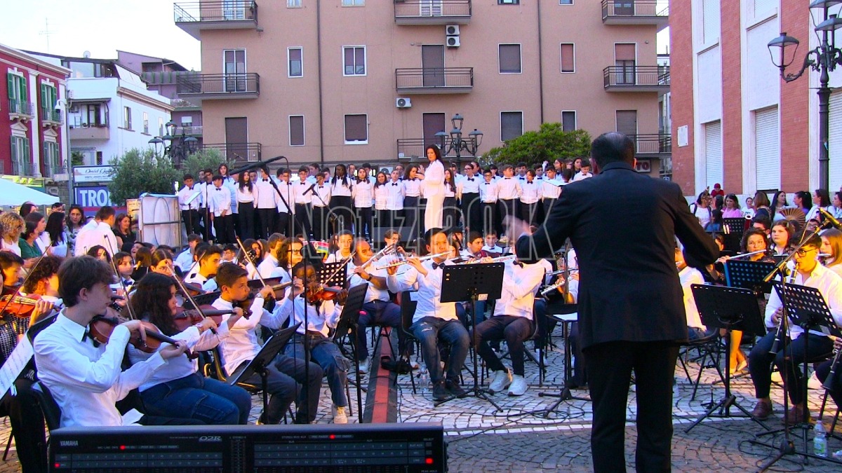 (VIDEO) In Corde Amoris, gli studenti emozionano piazza della Resistenza - Foto: Redazione 