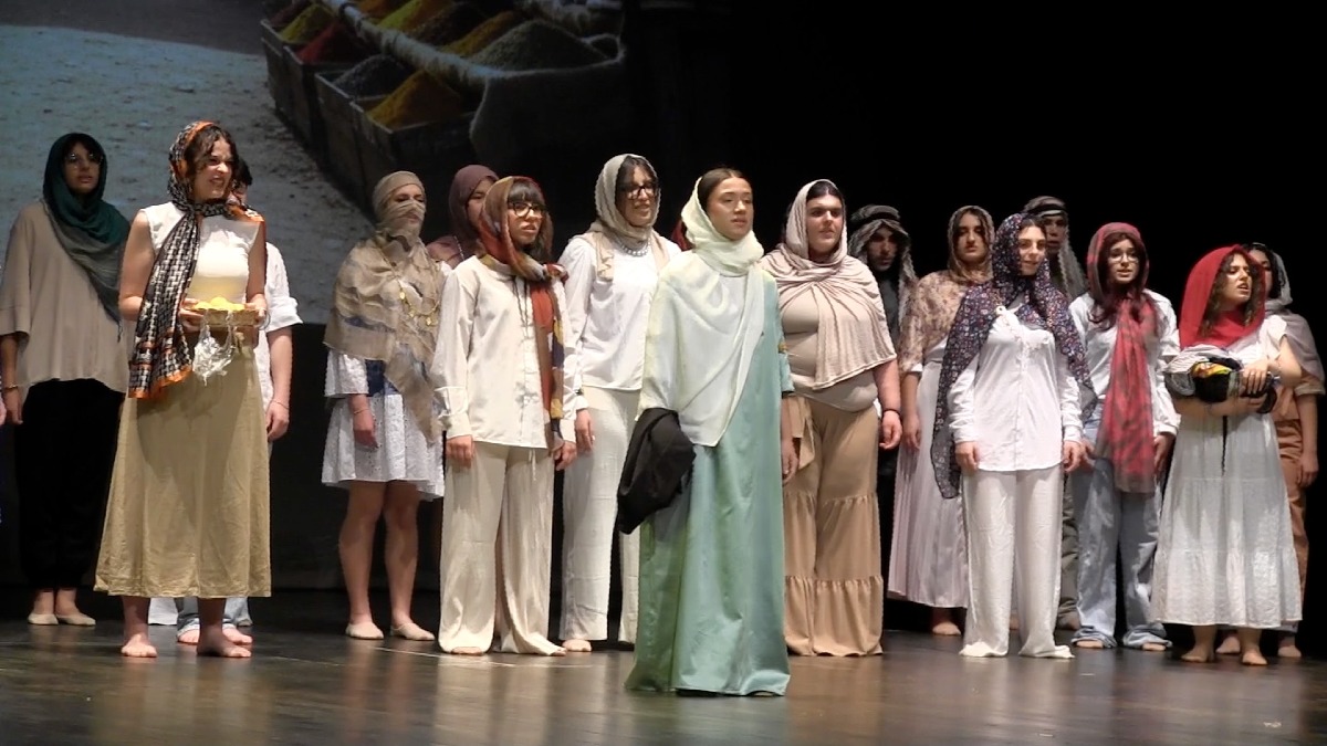 (VIDEO) Due sorelle, il viaggio e Steccato di Cutro: il musical del Gravina emoziona - Foto: Redazione 