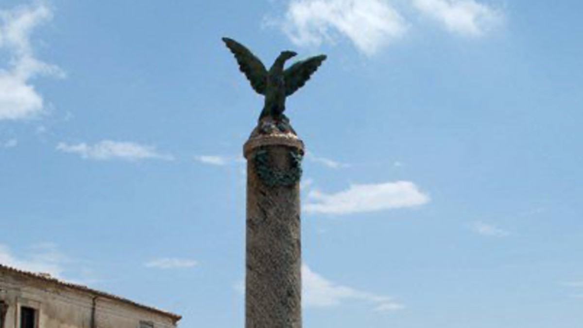 Strongoli - Al via il restauro del Monumento ai Caduti - Foto: Monumento ai caduti Strongoli