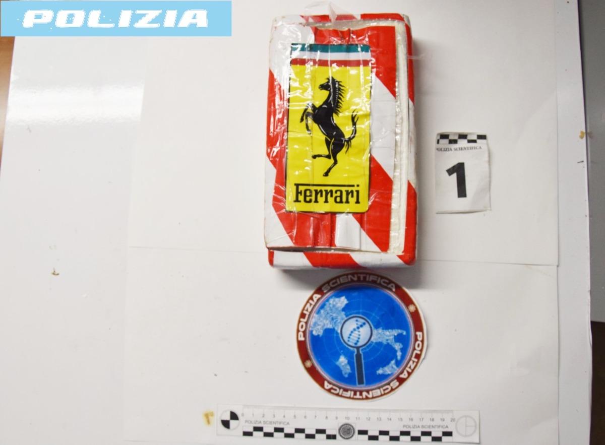 Catanzaro, bloccato in viale Magna Grecia con oltre un chilo di cocaina: arrestato - Foto: Uff. Stampa Questura di Catanzaro 