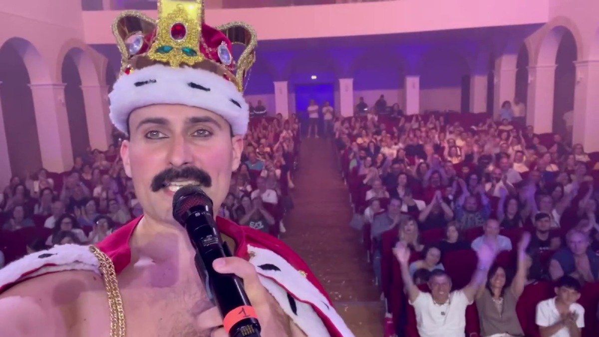 Teatro Scaramuzza gremito a Crotone per il mito dei Queen con "Freddie" - 