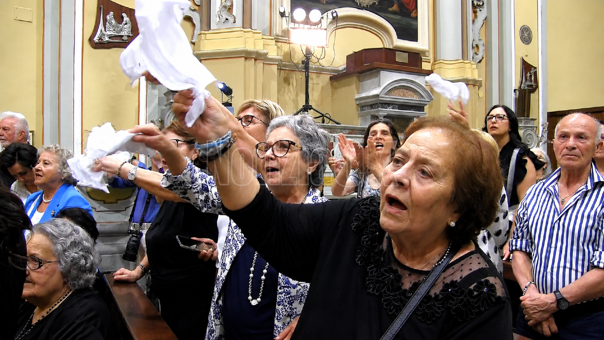 (VIDEO) Crotone saluta la Madonna di Capo Colonna: chiesa gremita per il rito della salita - 