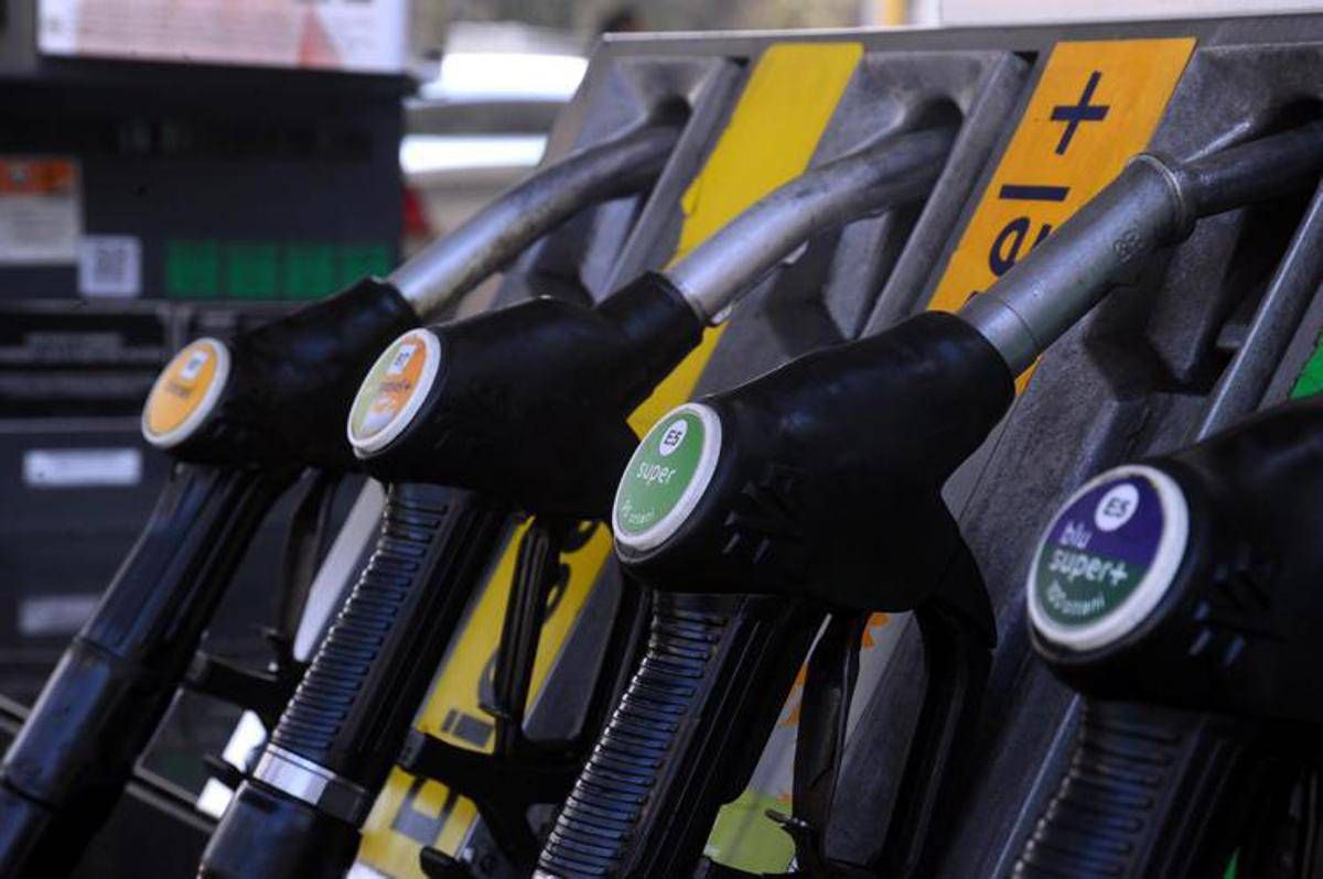 Carburanti, prezzi oggi in calo: sale solo la benzina in autostrada - 