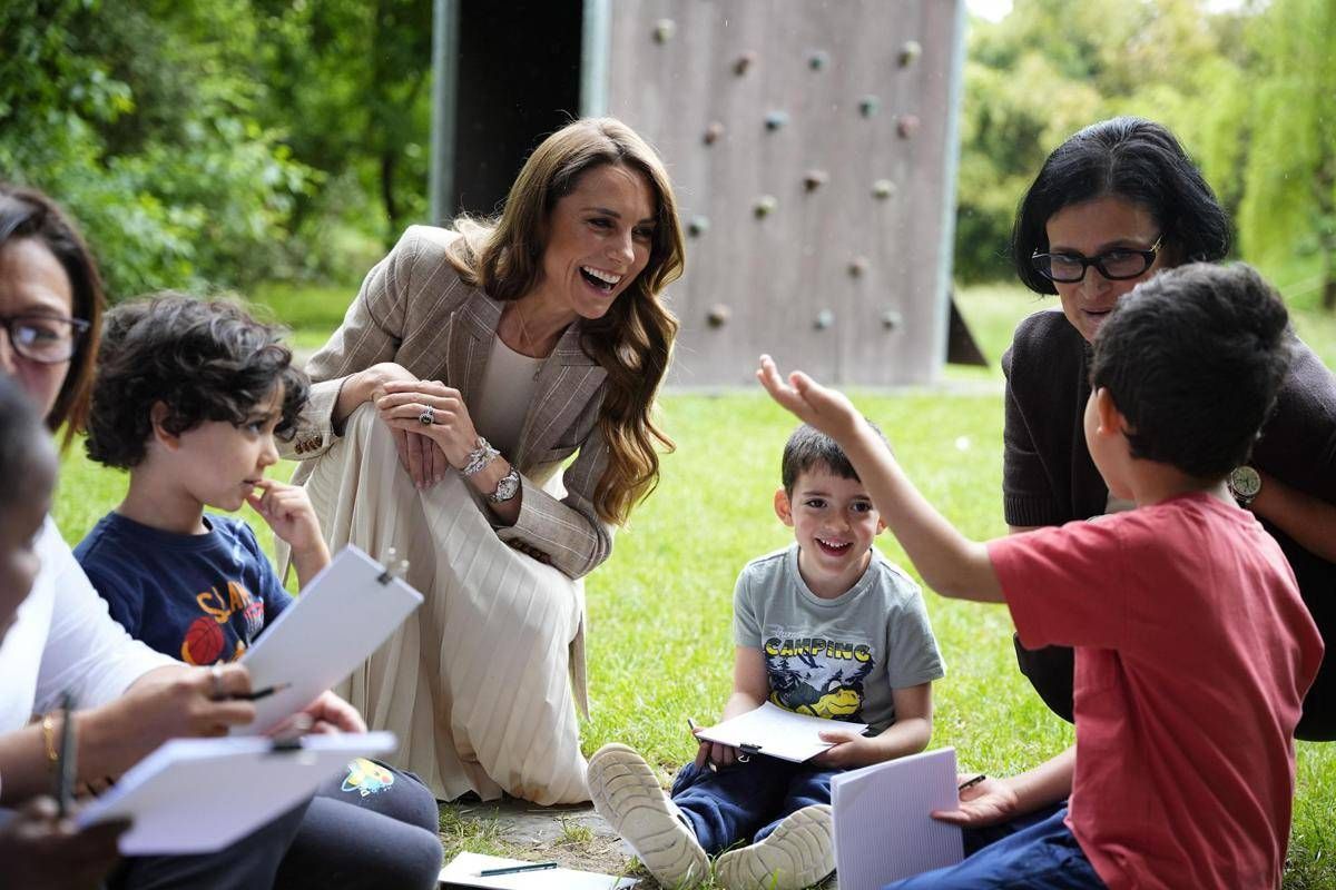 Kate a Reggio Emilia, la principessa incontra i bimbi dell'asilo modello nel verde - 