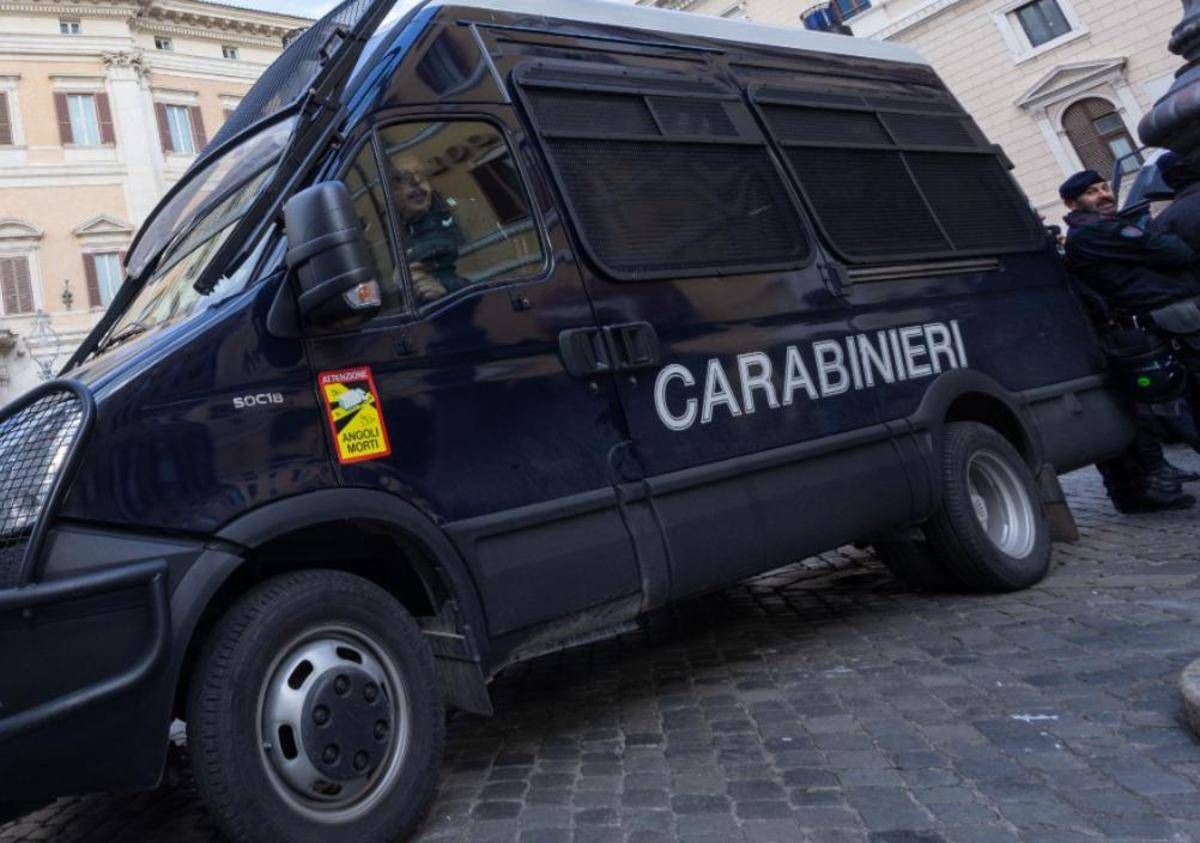 Traffico di droga, estorsione e armi: sgominata associazione a Roma vicina a clan Senese - 