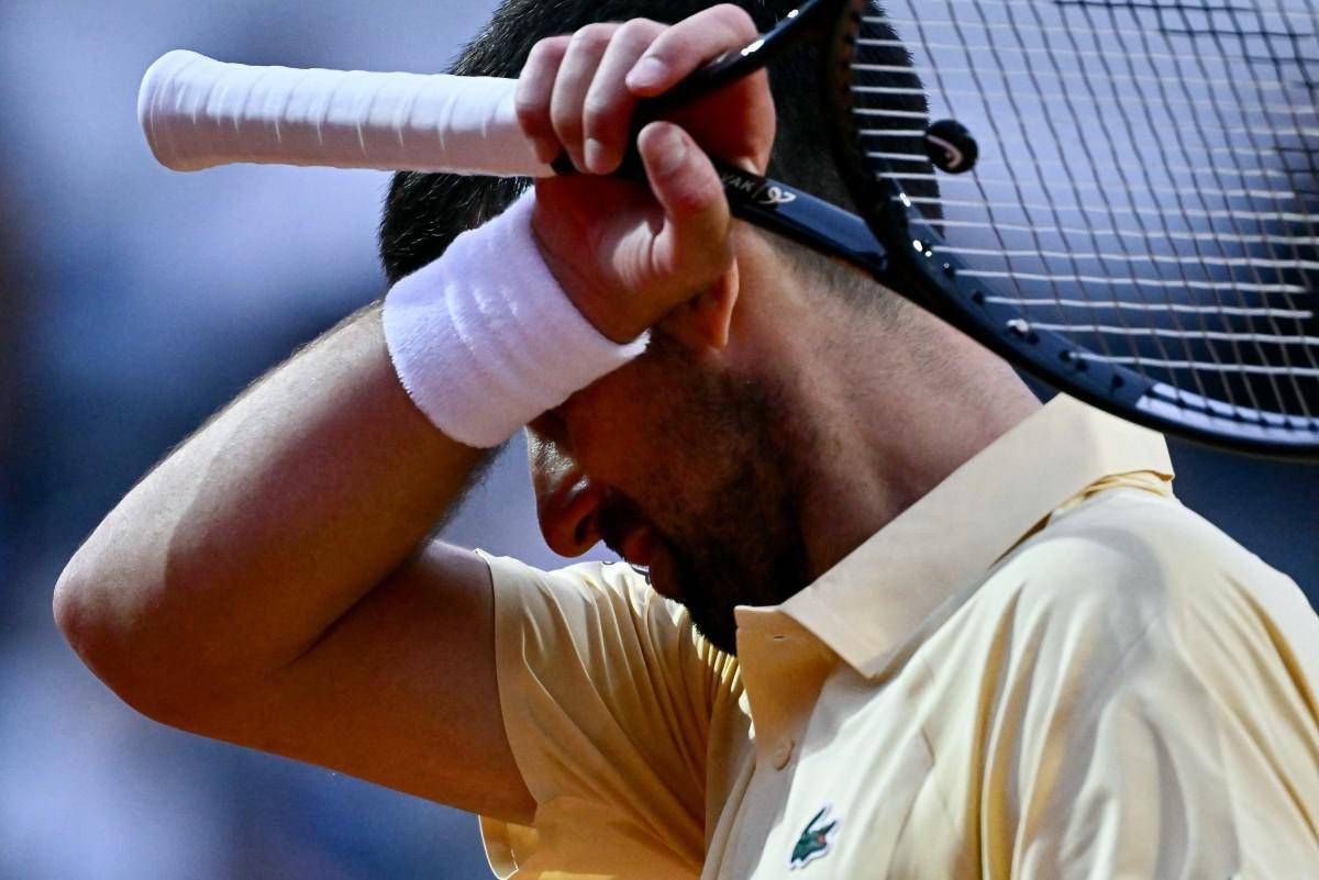 Djokovic 'nervoso' agli Internazionali: il gesto... verso il cielo - 