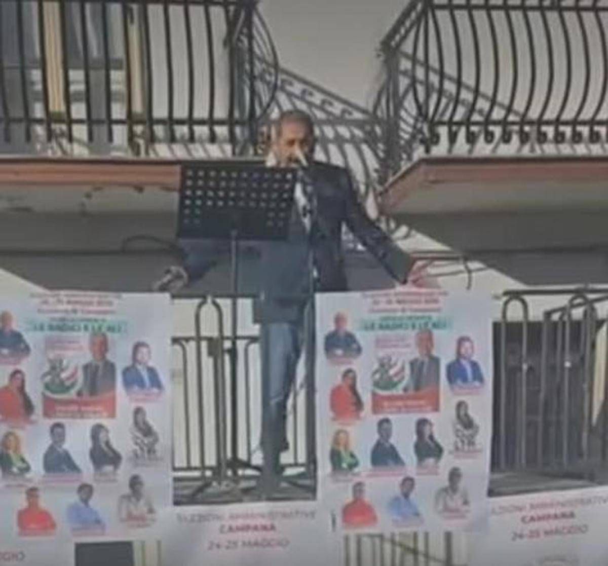 Amministrative, candidato sindaco del cosentino sale sul palco vestito da Pinocchio - 