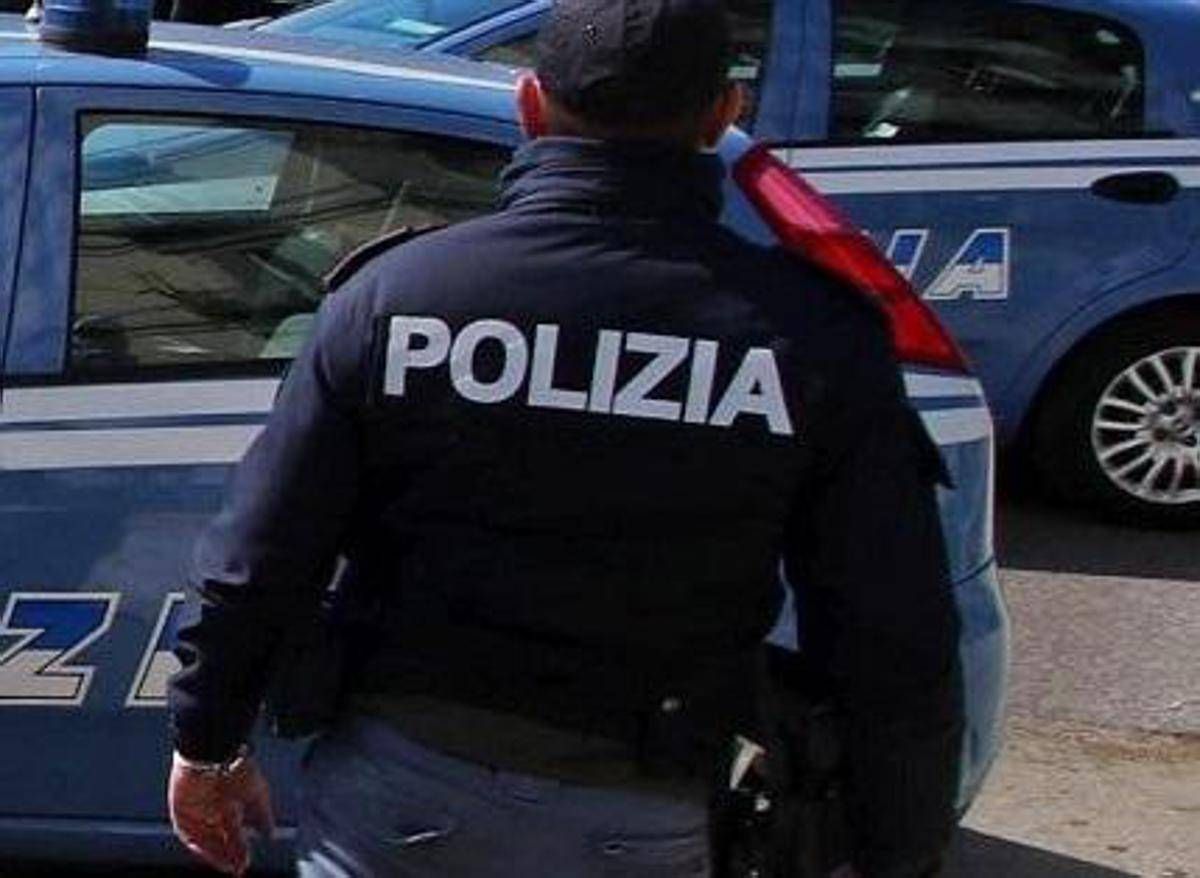 Inseguimento a Ostia, auto in fuga dalla polizia investe due ragazze - 