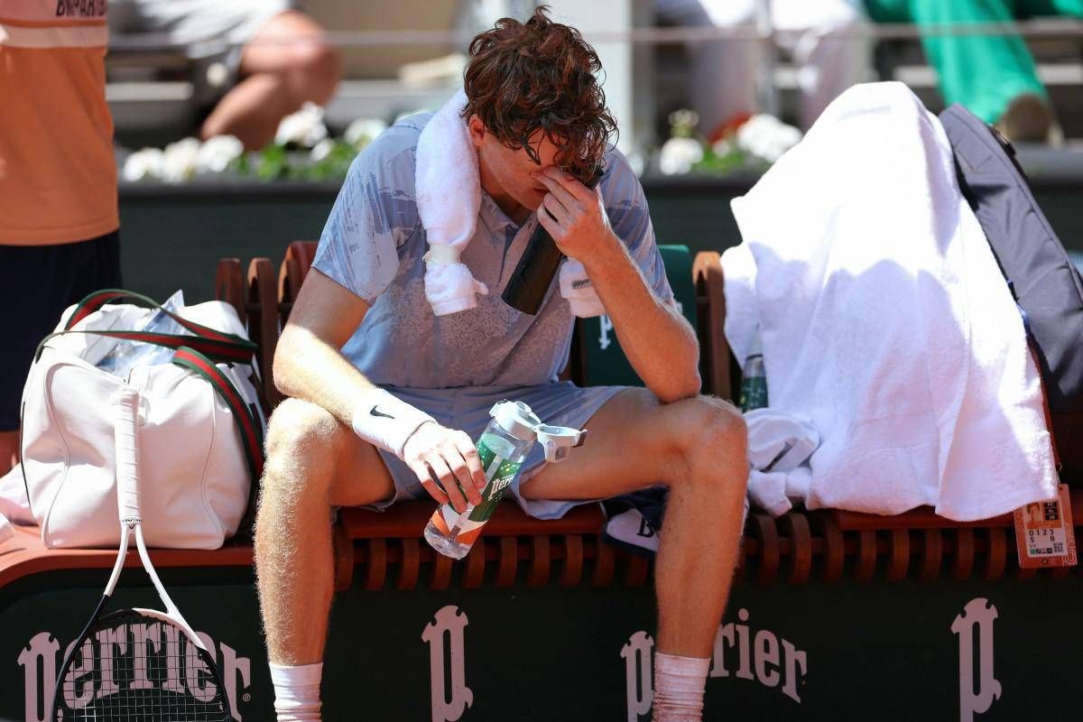 Sinner ko tra vomito e crampi, choc al Roland Garros. Jannik eliminato da Cerundolo - 