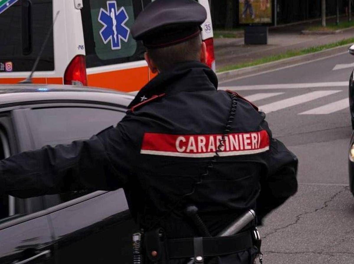 Piacenza, donna trovata morta in casa: uccisa a coltellate, si cerca il marito - 