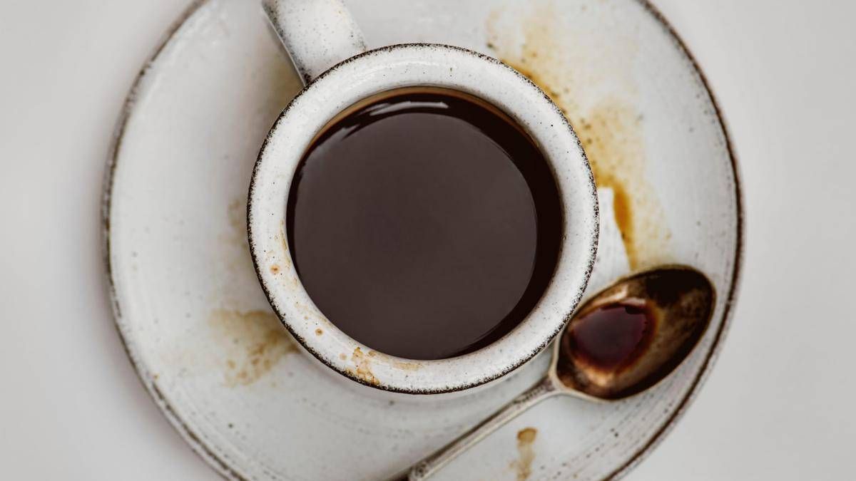 La avvelena con la candeggina nel caffè, la moglie lo smaschera con una telecamera - 