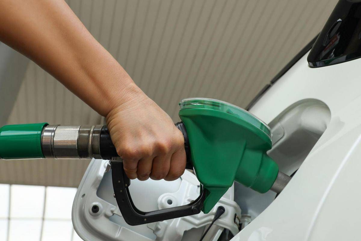 Carburanti, benzina in calo e gasolio sotto i due euro: i prezzi di oggi - 