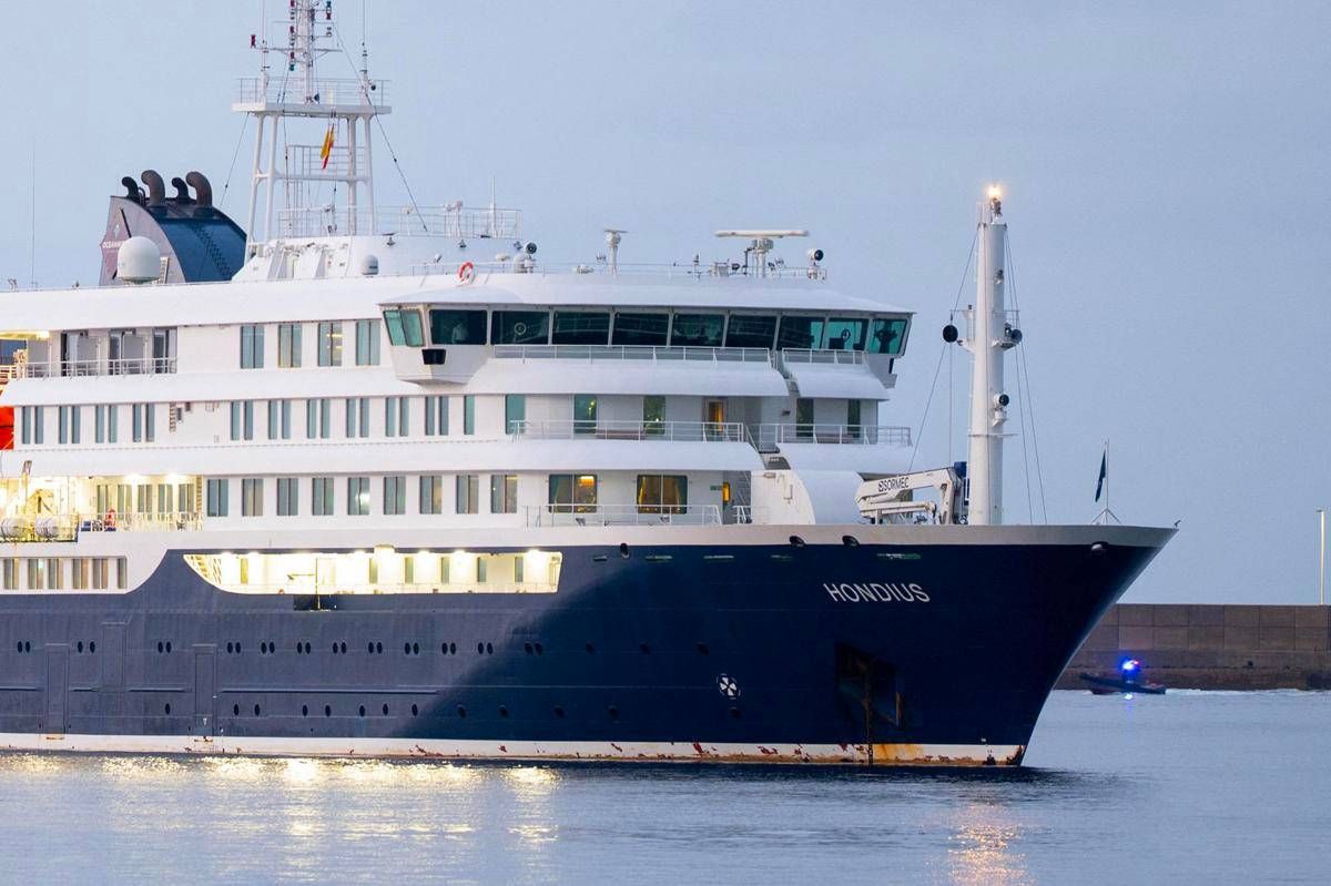 Allerta Hantavirus, la nave Hondius arrivata a Tenerife: delegazione Oms al porto di Granadilla - 