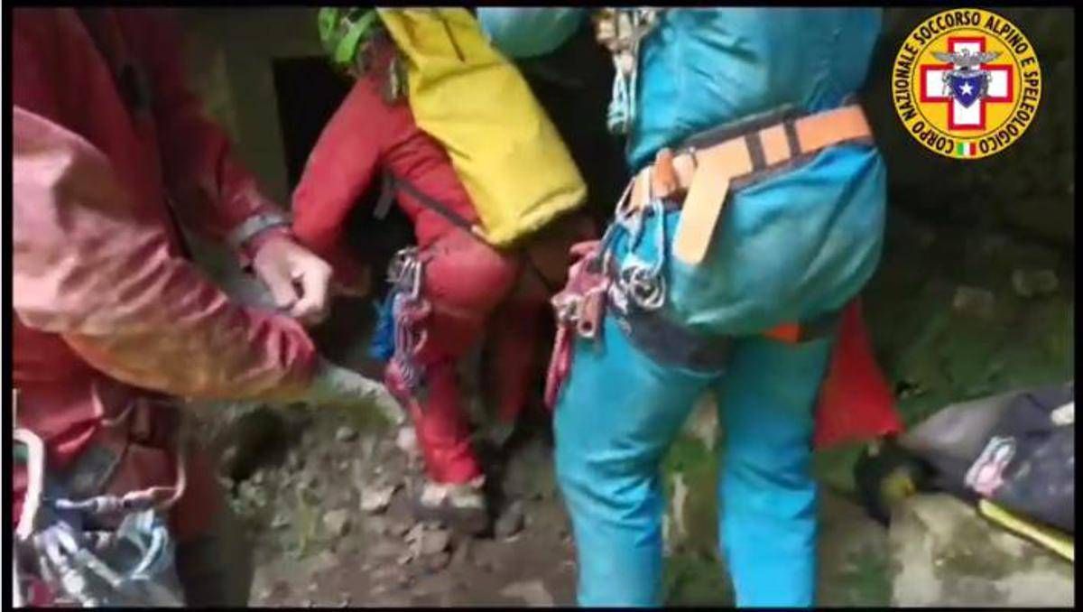 Speleologo bloccato a 120 metri di profondità in Piemonte, soccorsi in azione - 