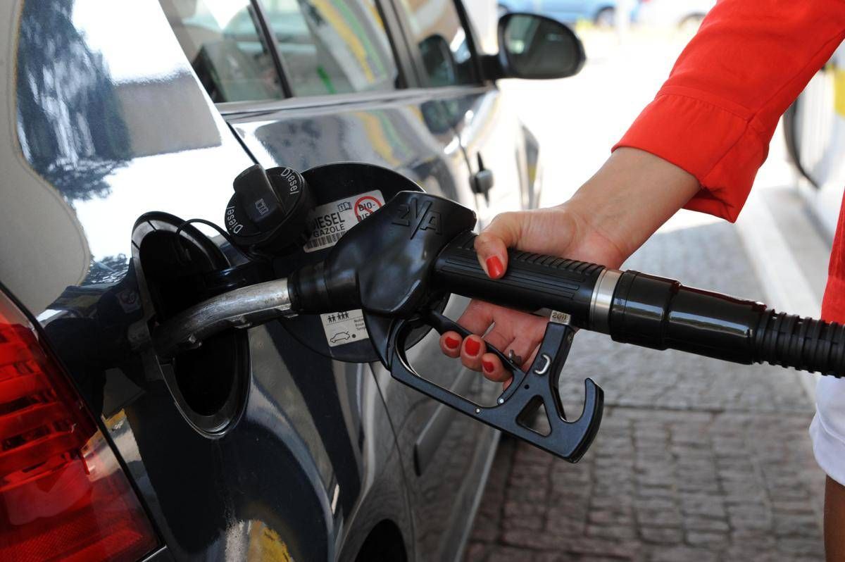 Caro carburanti, prezzi di benzina e diesel oggi: verde sfiora 1,9 euro al litro - 