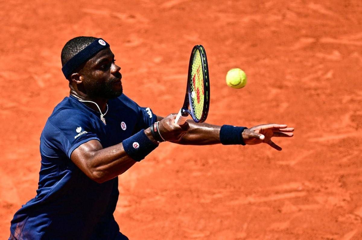 Roland Garros, Tiafoe vince e tifoso gli ruba la racchetta: "Posso riaverla?" - 