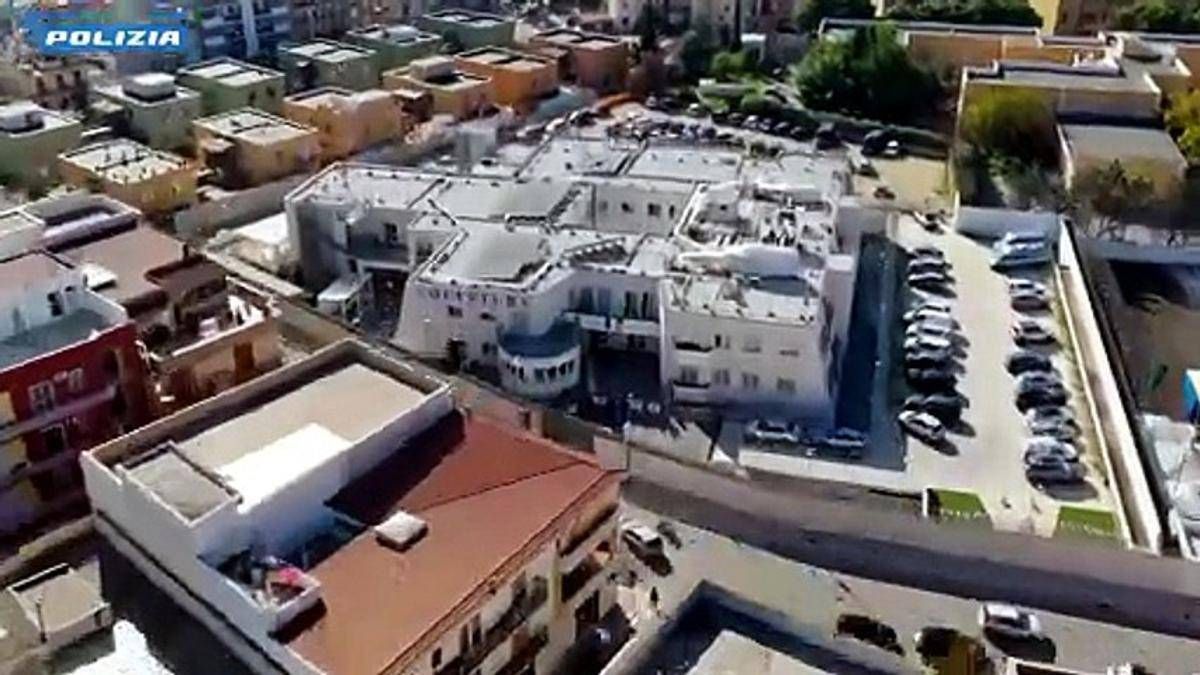 Foggia, nel bunker segreto una piantagione di marijuana: 5 arresti - 