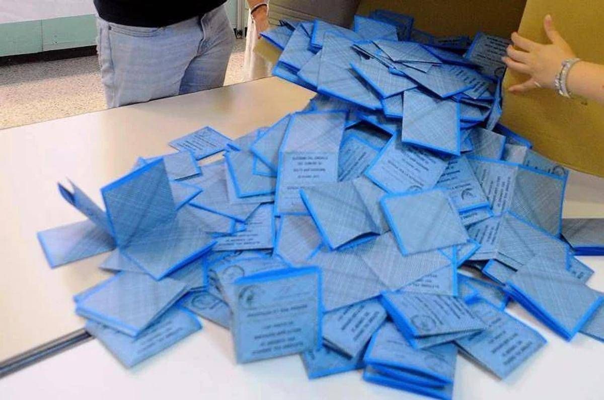 Sondaggio politico, Fratelli d'Italia cala e Pd cresce - 